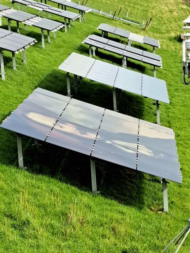 zonnepanelen op de dijk met afbeelding Michiel de Ruyter